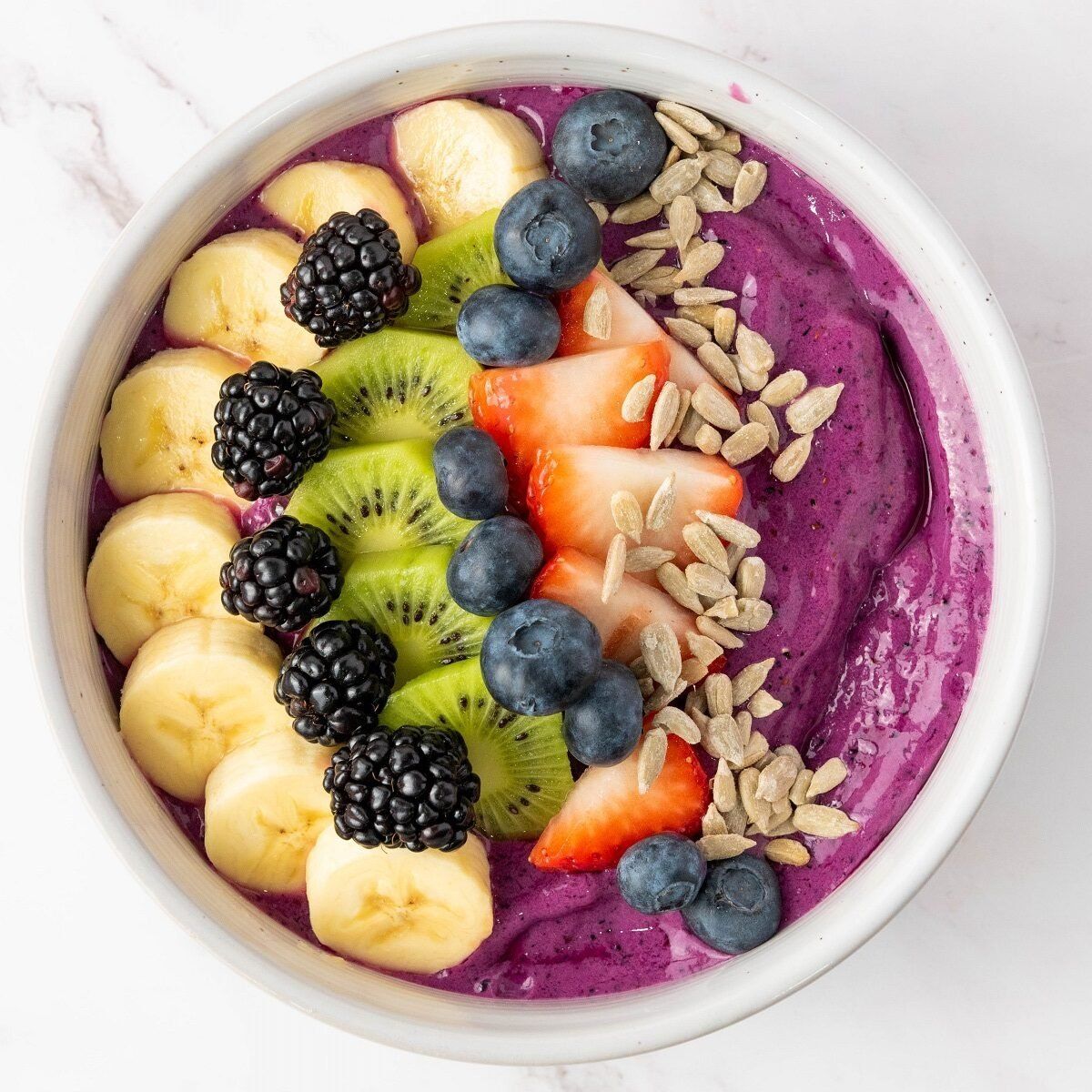 Smoothie bowl topping fruits