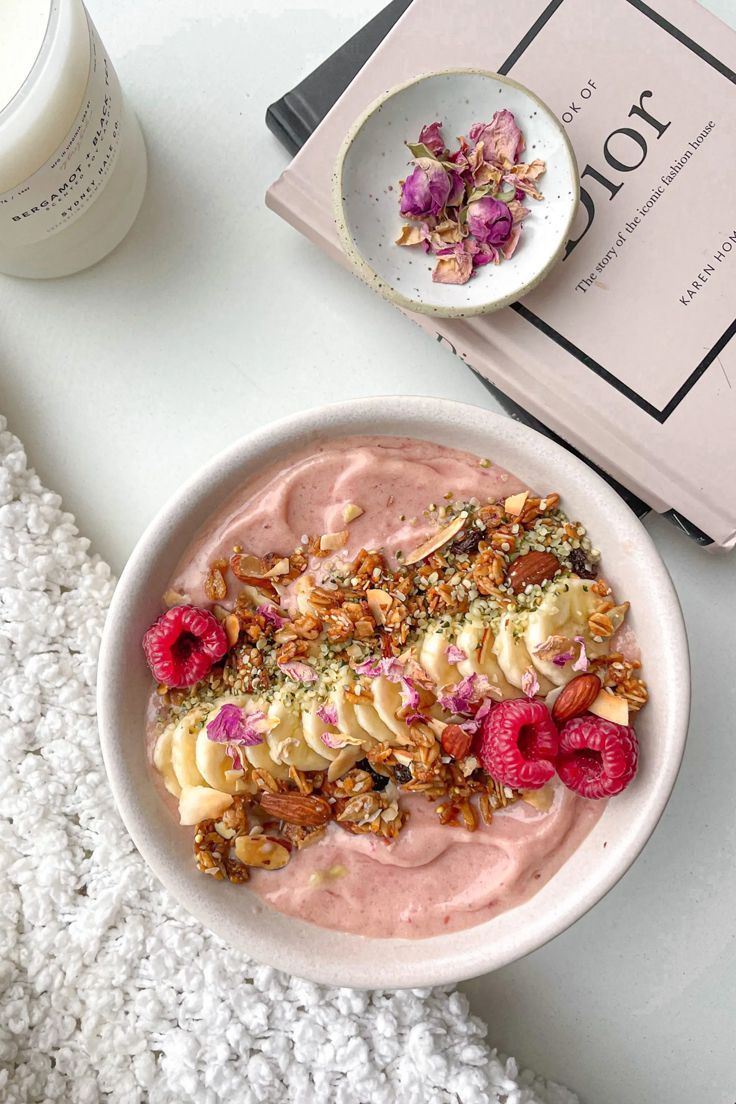 Smoothie bowl topping fruits